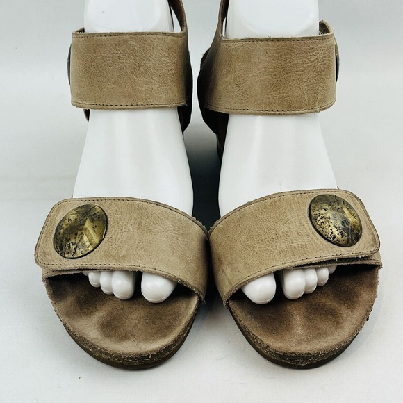 Womens US 8-8.5 Taos Carousel 2 Wedge Sandal Beige Leather Ankle Strap Open Toe - Picture 3 of 9